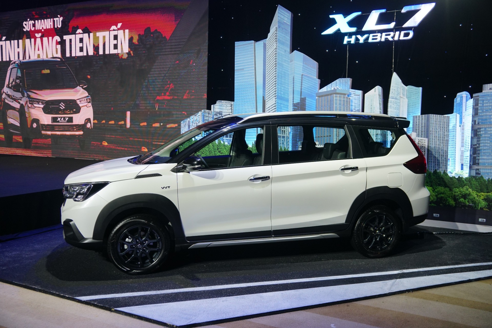 Suzuki XL7 Hybrid ra mắt, giá 599 triệu đồng Suzuki XL7 Hybrid ra mắt, giá 599 triệu đồng