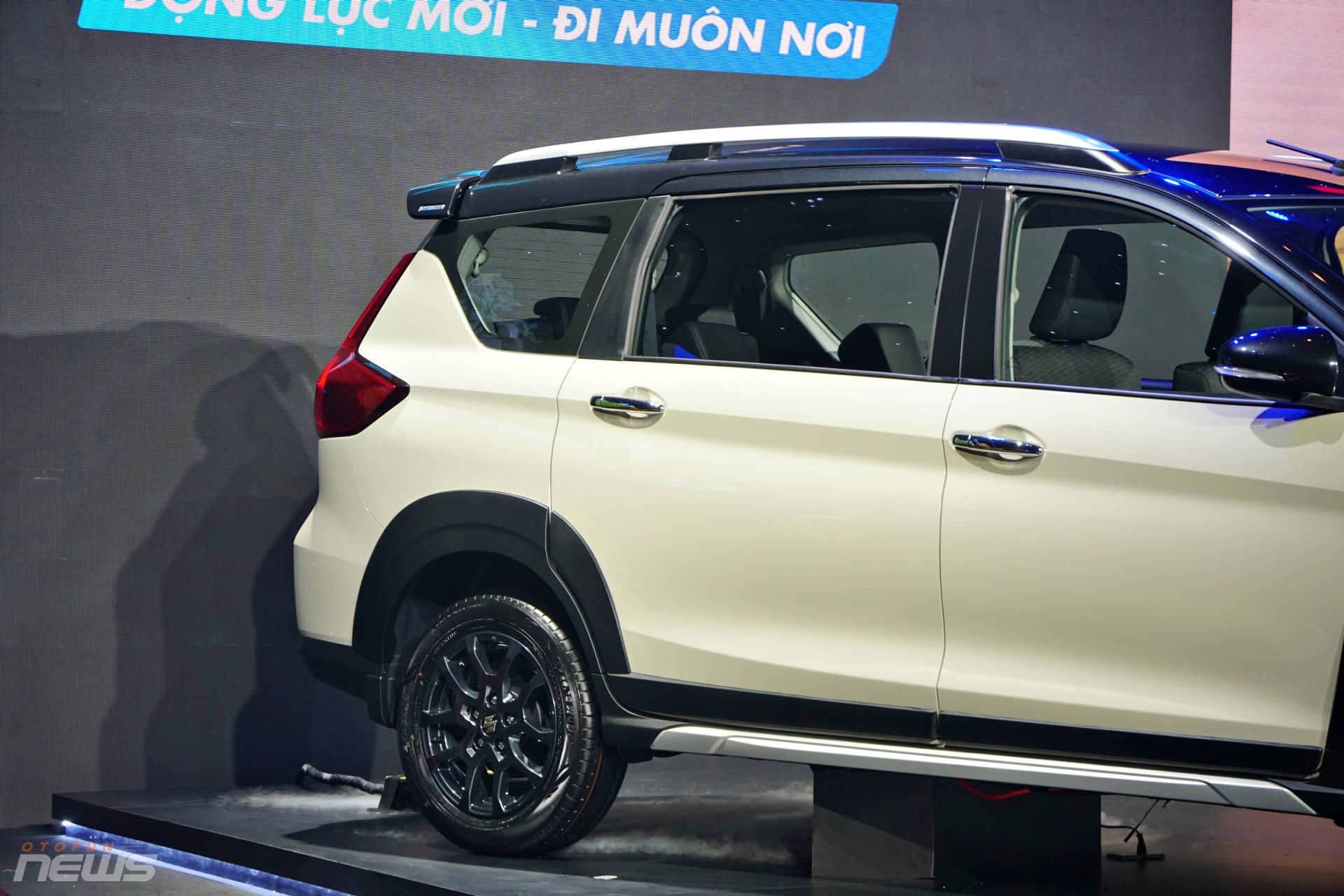 Suzuki XL7 Hybrid ra mắt, giá 599 triệu đồng Suzuki XL7 Hybrid ra mắt, giá 599 triệu đồng