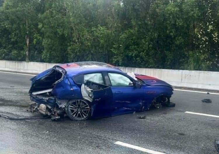 undefined Maserati Levante gặp tai nạn, văng cửa xe ra ngoài