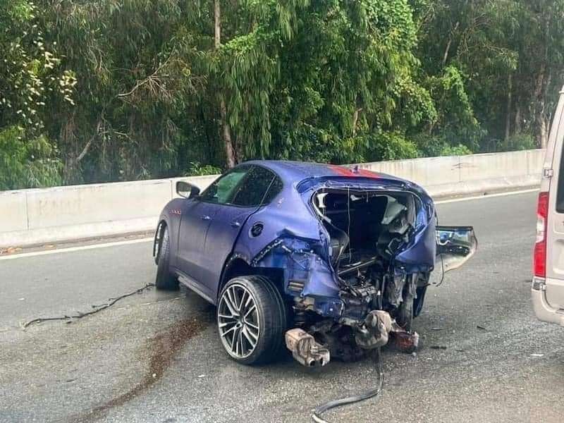 undefined Maserati Levante gặp tai nạn, văng cửa xe ra ngoài