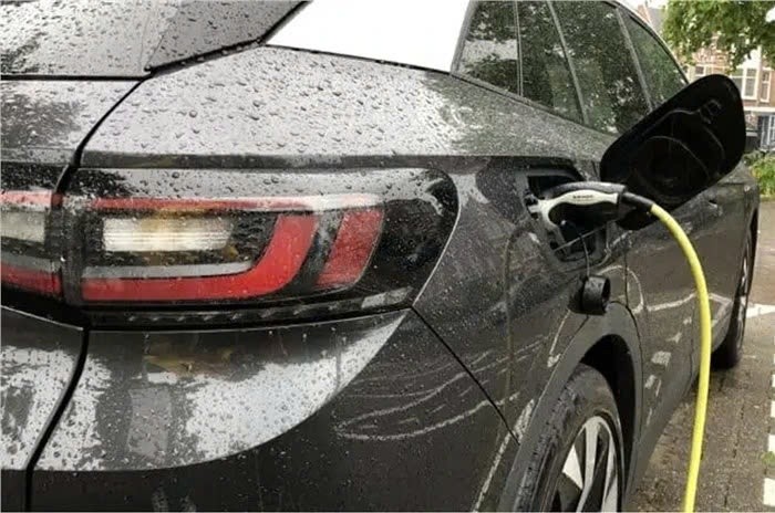 Sạc xe điện dưới mưa bão có nguy hiểm không? Sạc xe điện dưới mưa bão có nguy hiểm không?