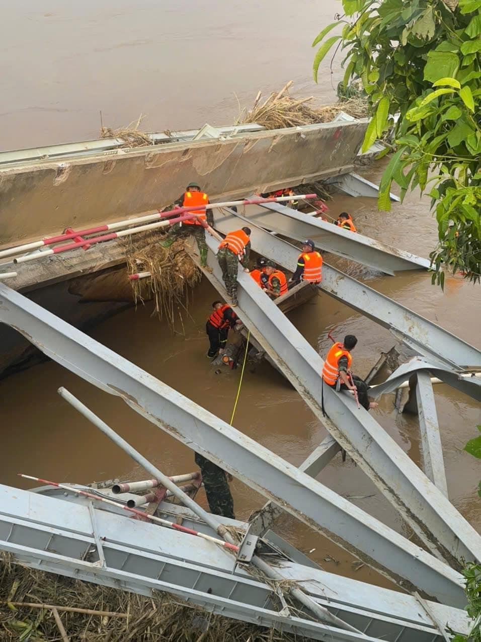 Đang tiến hành trục vớt xe đầu kéo rơi xuống sông trong vụ sập cầu Phong Châu Đang tiến hành trục vớt xe đầu kéo rơi xuống sông trong vụ sập cầu Phong Châu