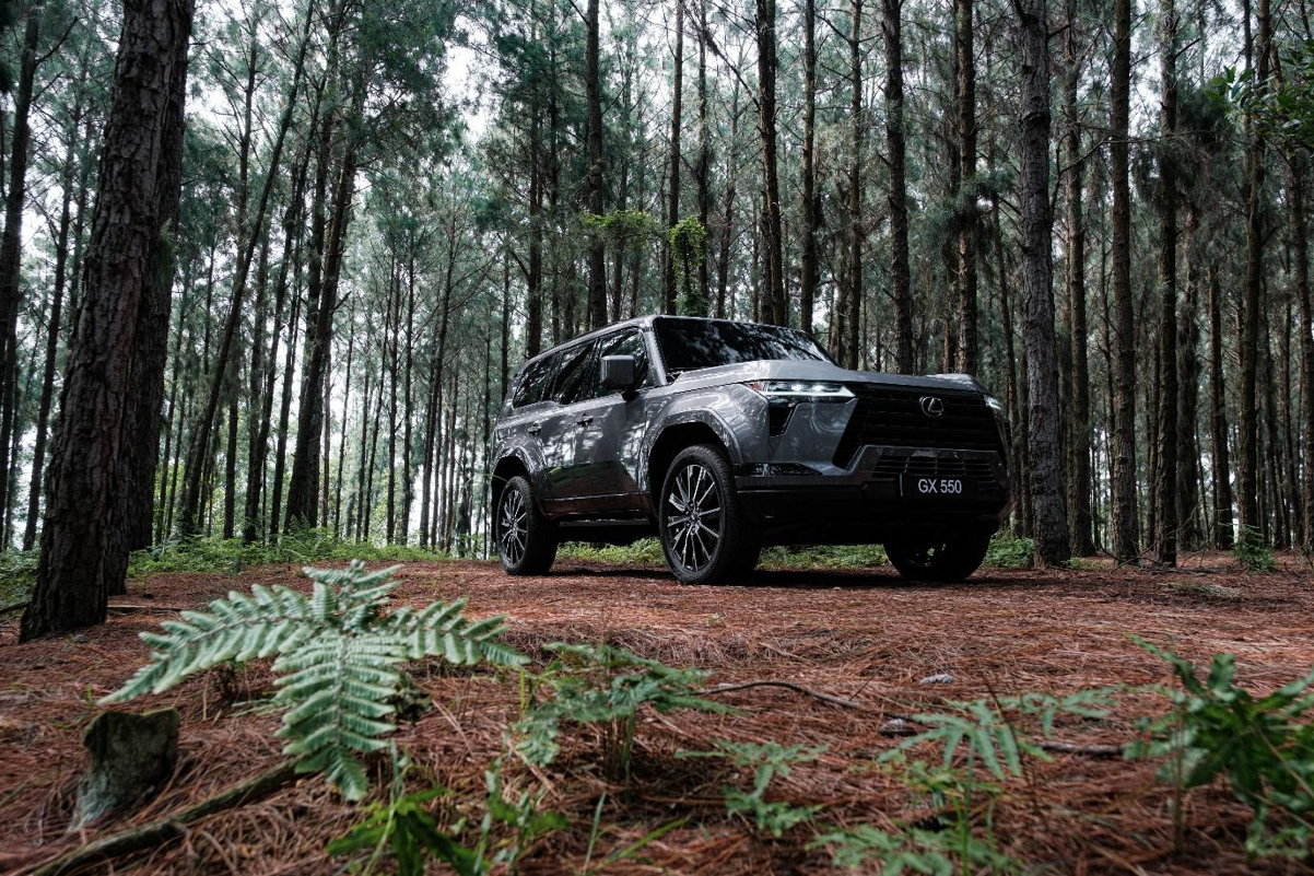Lexus GX mang đậm Dấu ấn trải nghiệm lái Lexus, được truyền tải nhất quán trên dải sản phẩm Chương mới (Next Chapter). Lexus GX mang đậm Dấu ấn trải nghiệm lái Lexus, được truyền tải nhất quán trên dải sản phẩm Chương mới (Next Chapter).