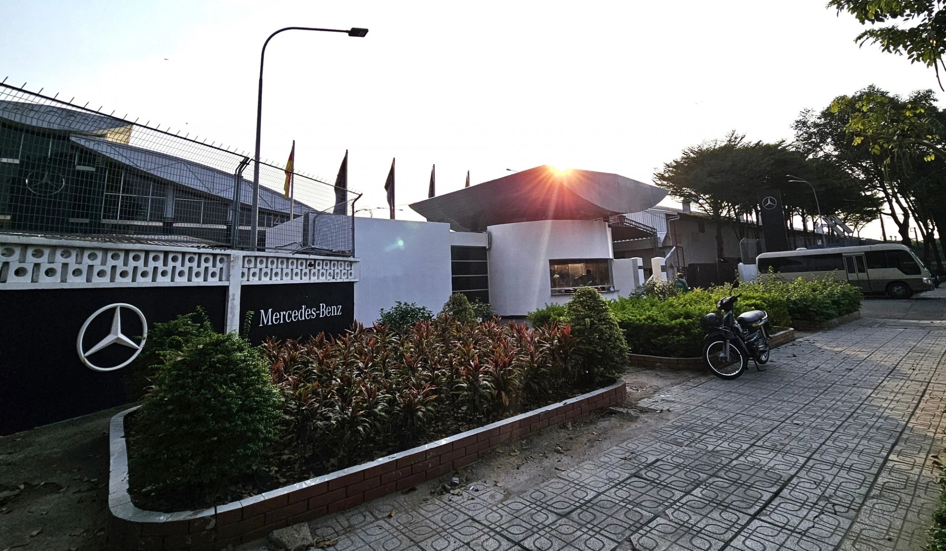 Nhà máy Mercedes-Benz Việt Nam được gia hạn thuê đất thêm 5 năm, cam kết di dời sau đó Nhà máy Mercedes-Benz Việt Nam được gia hạn thuê đất thêm 5 năm, cam kết di dời sau đó