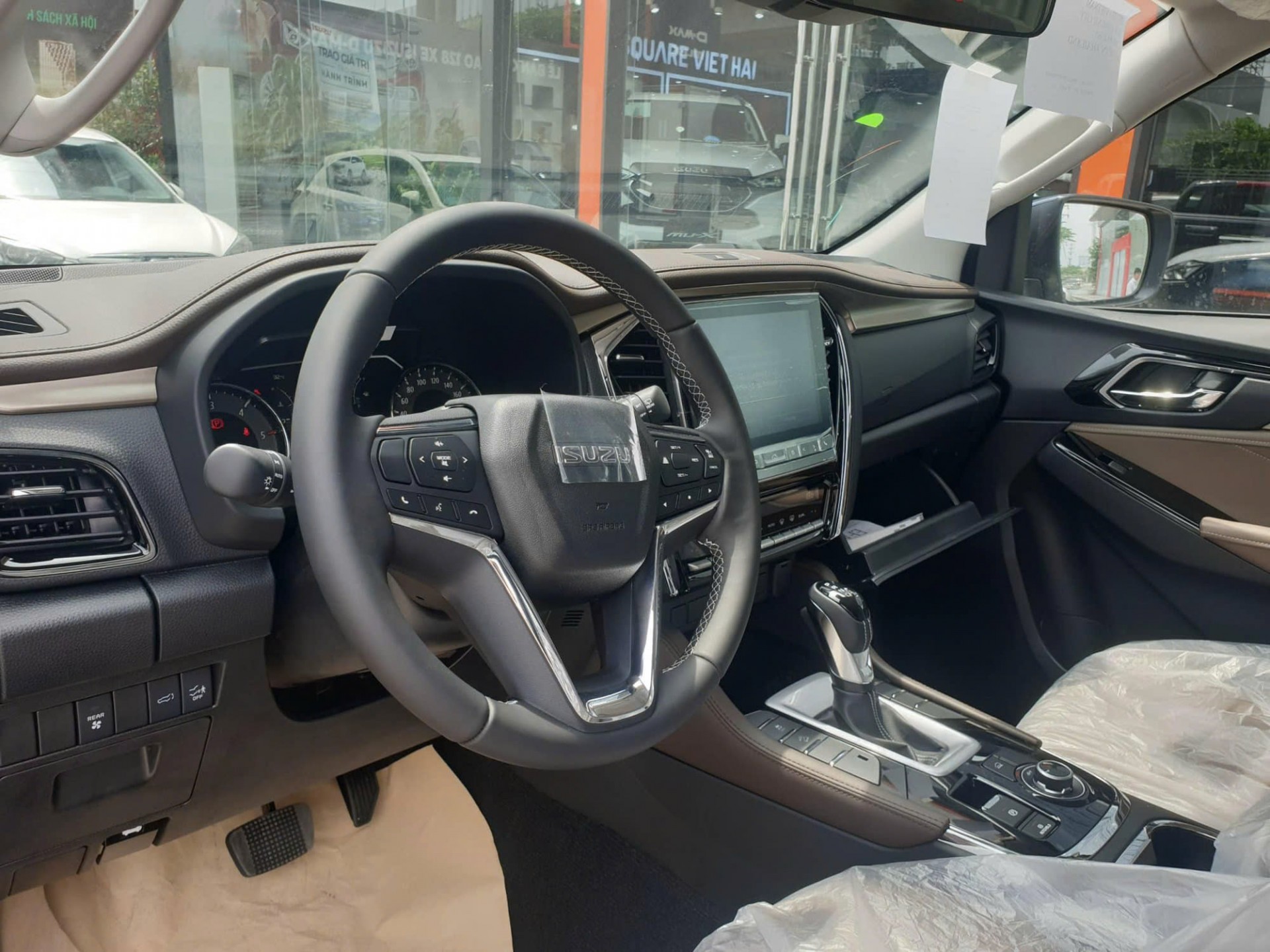 Đại lý giảm giá Isuzu Mu-X giảm tới 215 triệu đồng Đại lý giảm giá Isuzu Mu-X giảm tới 215 triệu đồng