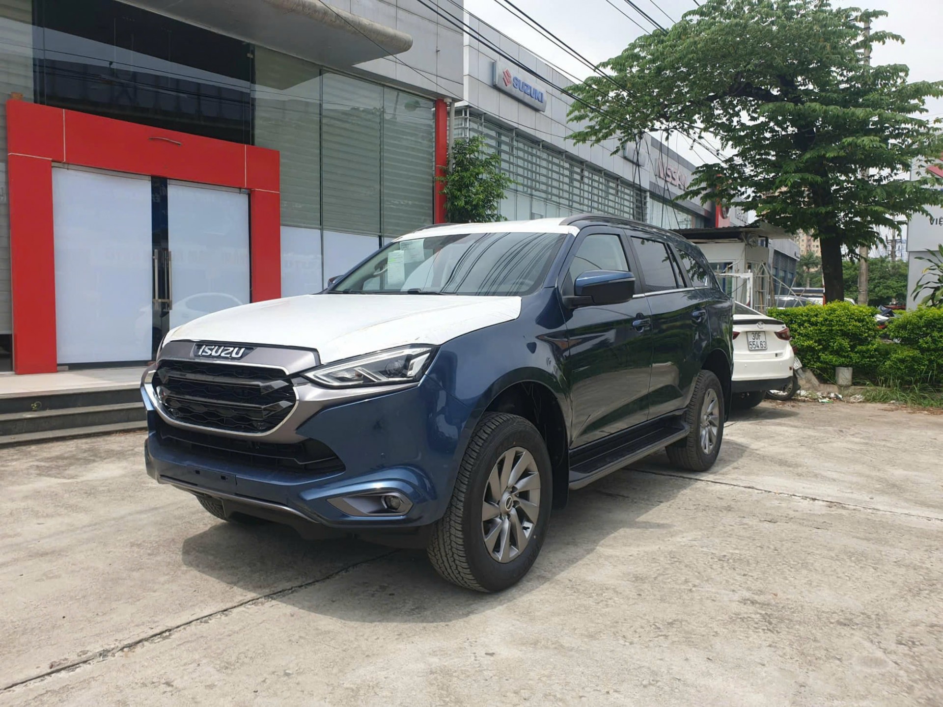 Lượng tiêu thụ quá thấp, Isuzu mu-X giảm giá 240 triệu đồng Lượng tiêu thụ quá thấp, Isuzu mu-X giảm giá 240 triệu đồng