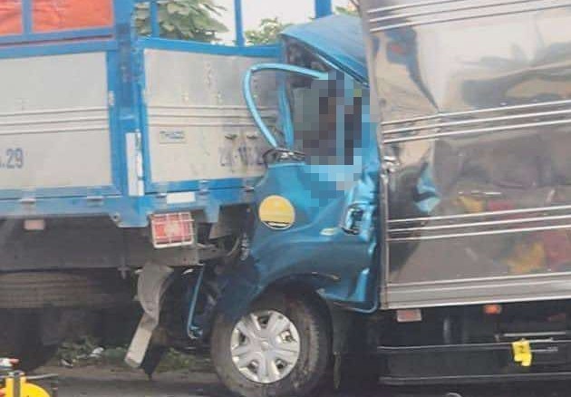 Khoảnh khắc cuối đời của tài xế vụ hai xe tải đâm nhau làn khẩn cấp Đại lộ Thăng Long Khoảnh khắc cuối đời của tài xế vụ hai xe tải đâm nhau làn khẩn cấp Đại lộ Thăng Long