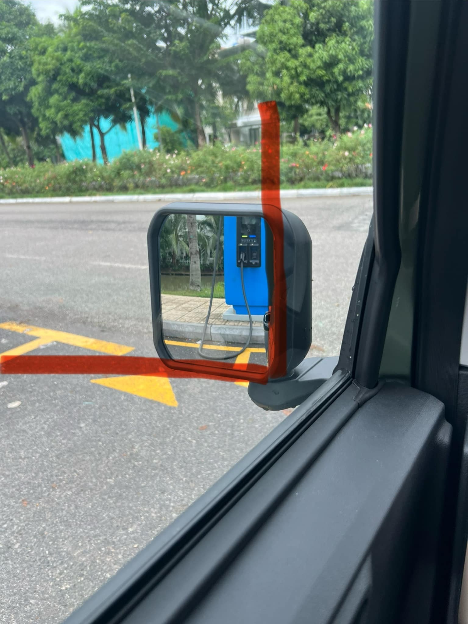 Cách chỉnh góc nhìn của gương chiếu hậu VinFast VF 3 khi đi đường Cách chỉnh góc nhìn của gương chiếu hậu VinFast VF 3 khi đi đường