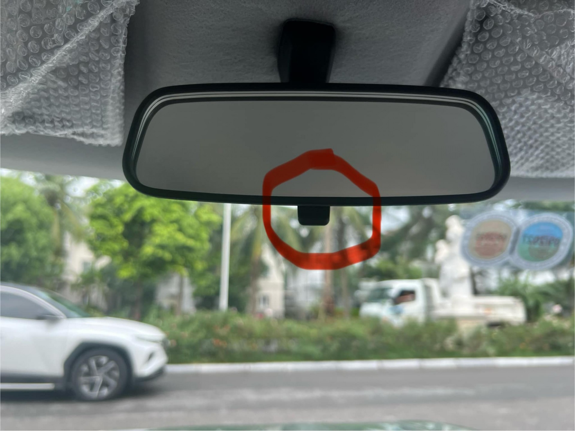 Cách chỉnh góc nhìn của gương chiếu hậu VinFast VF 3 khi đi đường Cách chỉnh góc nhìn của gương chiếu hậu VinFast VF 3 khi đi đường