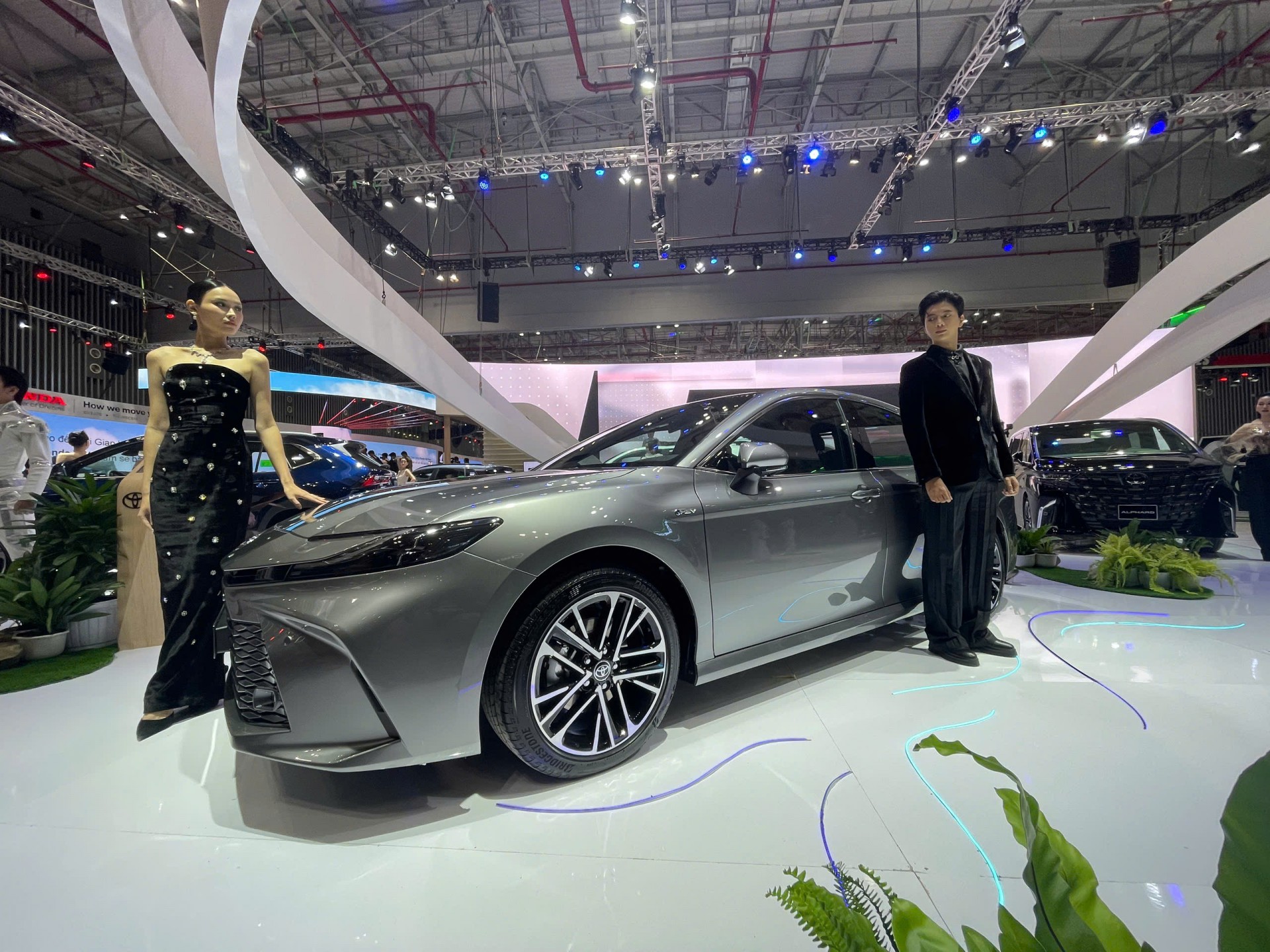 Toyota Camry 2025 trình làng tại VMS 2024, giá cao nhất 1,53 tỷ đồng Toyota Camry 2025 trình làng tại VMS 2024, giá cao nhất 1,53 tỷ đồng