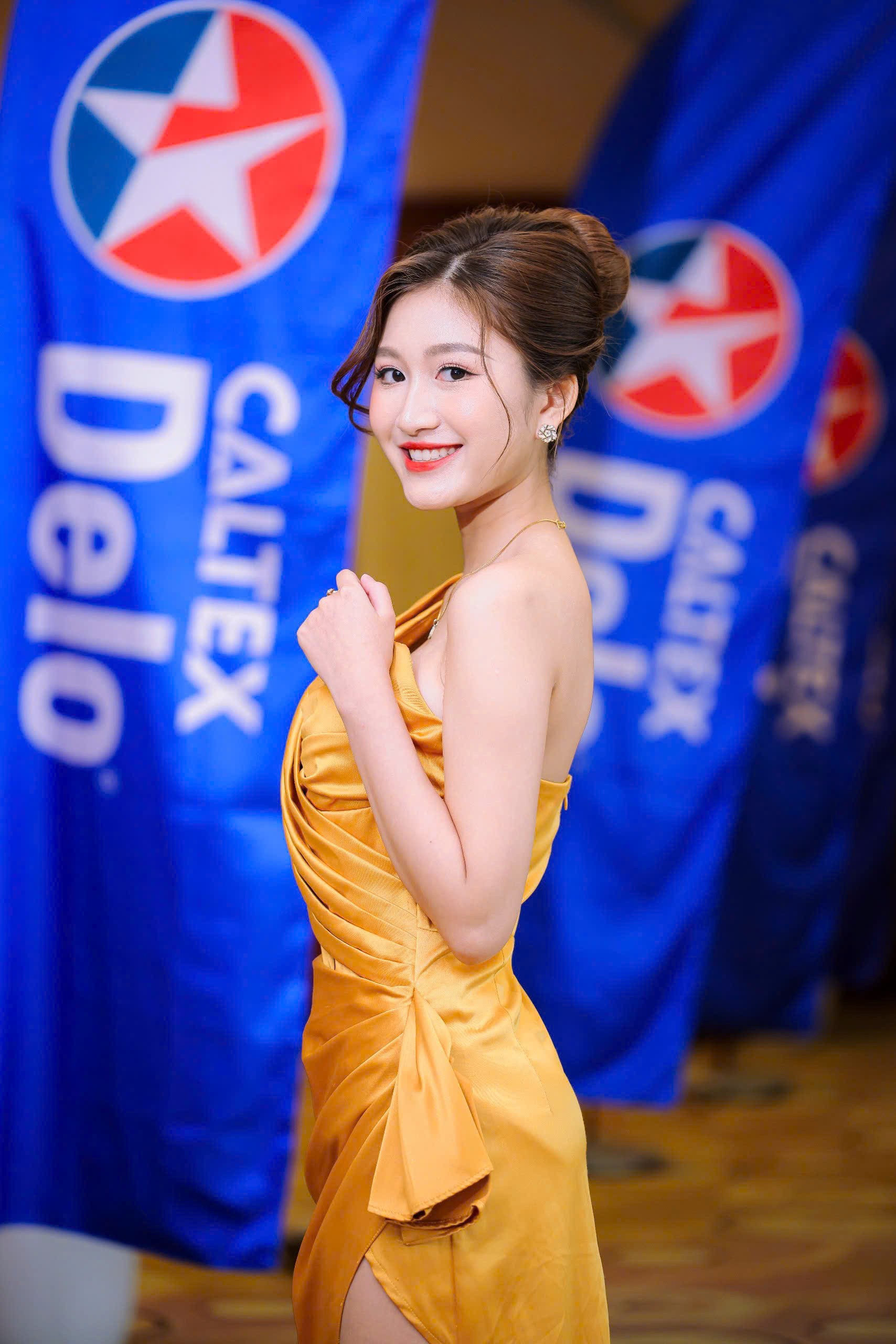 Khổng Diễm Quỳnh - MC xinh đẹp đồng hành cùng PVOIL VGC 2024 là ai? Khổng Diễm Quỳnh - MC xinh đẹp đồng hành cùng PVOIL VGC 2024 là ai?