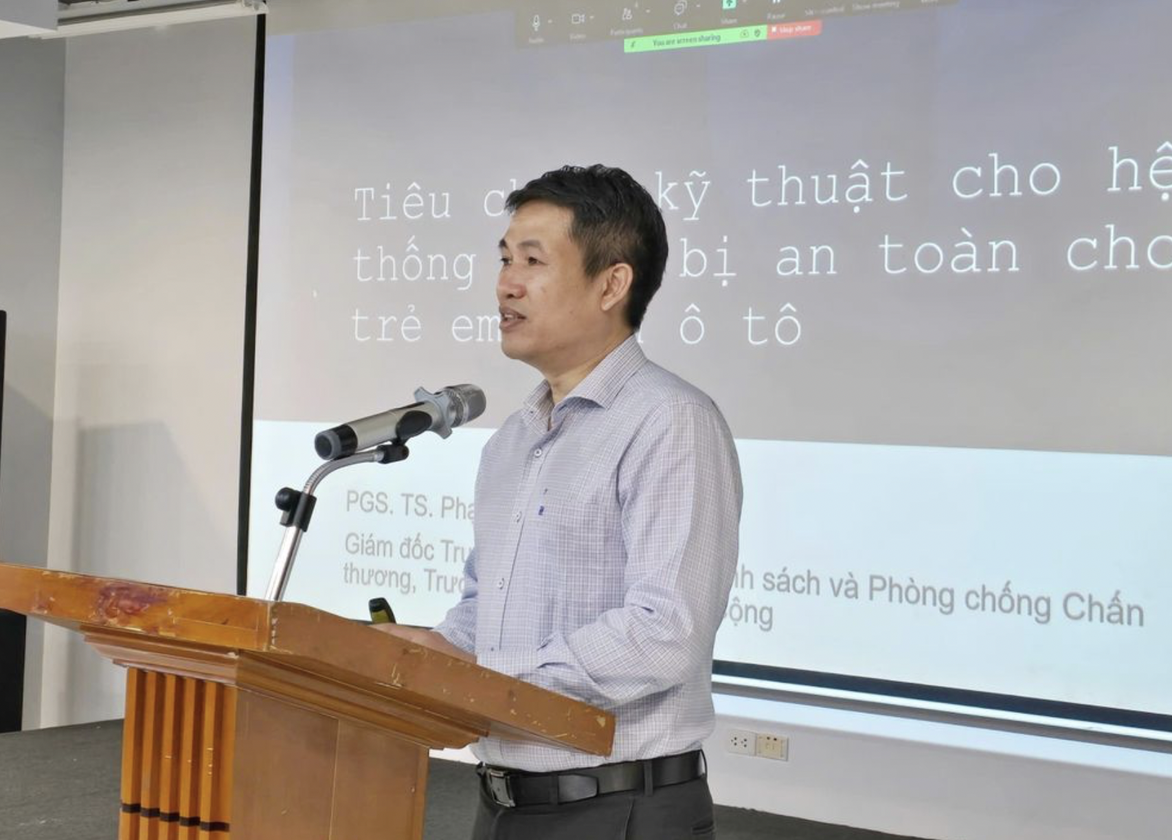 Khẩn trương hoàn thiện dự thảo quy chuẩn về thiết bị an toàn cho trẻ em trên ô tô Khẩn trương hoàn thiện dự thảo quy chuẩn về thiết bị an toàn cho trẻ em trên ô tô