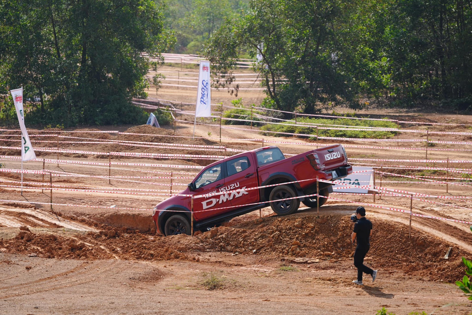 Isuzu Việt Nam mang bộ đôi New Isuzu D-Max và mu-X tới khuấy đảo PVOIL VOC 2024 Isuzu Việt Nam mang bộ đôi New Isuzu D-Max và mu-X tới khuấy đảo PVOIL VOC 2024