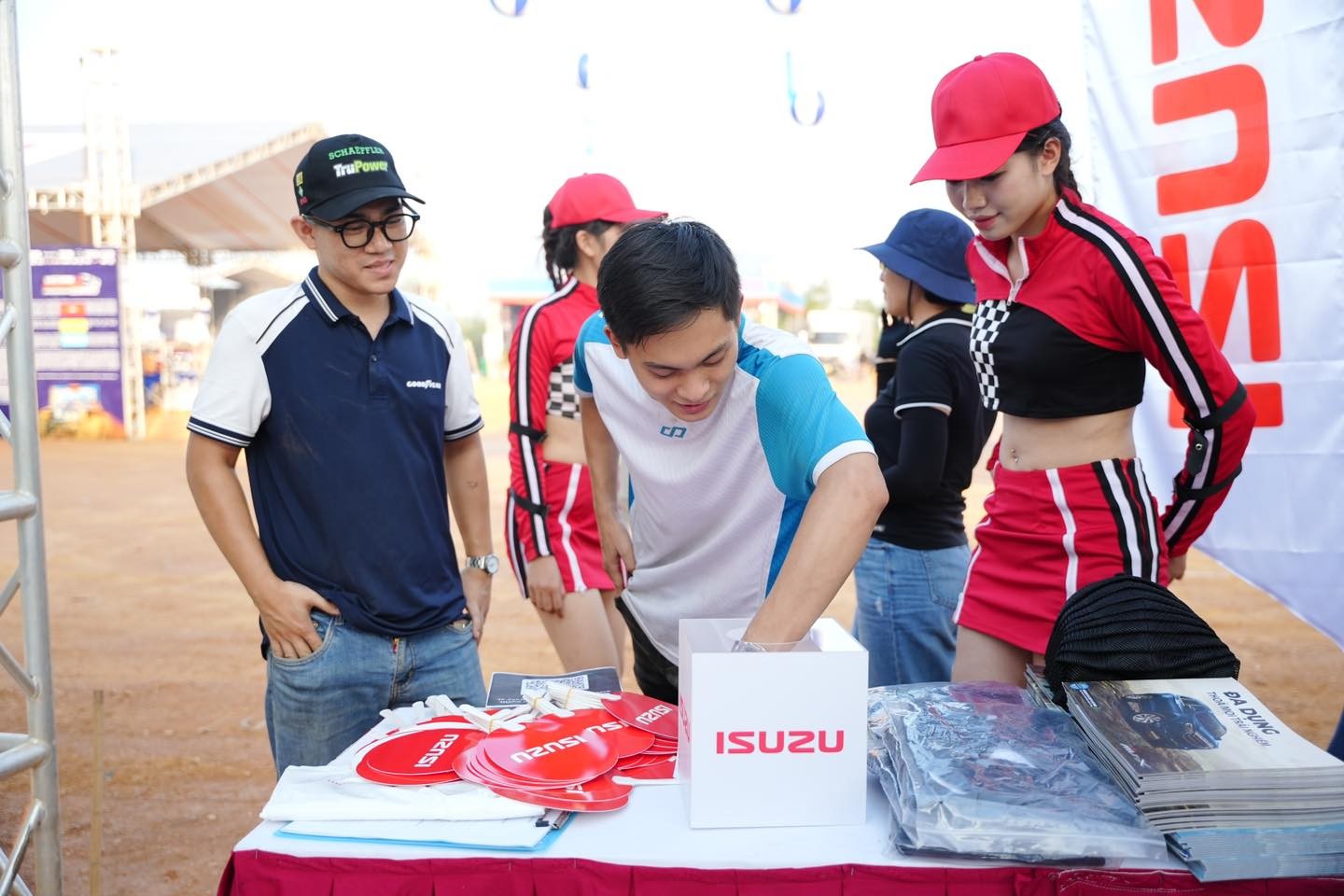 Isuzu Việt Nam mang bộ đôi New Isuzu D-Max và mu-X tới khuấy đảo PVOIL VOC 2024 Isuzu Việt Nam mang bộ đôi New Isuzu D-Max và mu-X tới khuấy đảo PVOIL VOC 2024