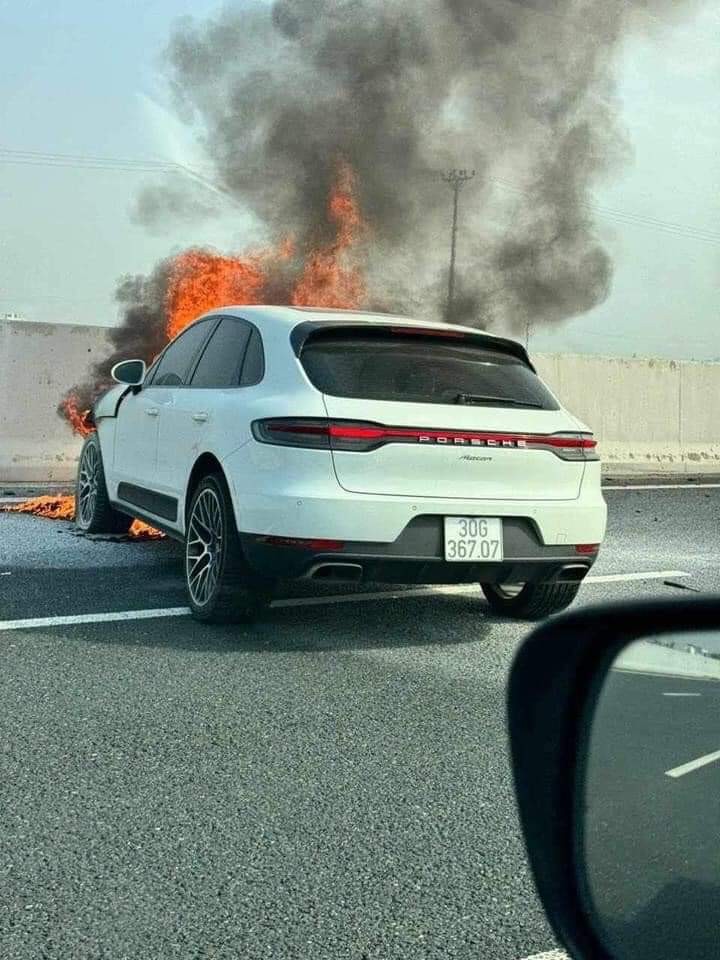 undefined Điều tra nguyên nhân Porsche Macan cháy trên cao tốc Hà Nội - Hải Phòng
