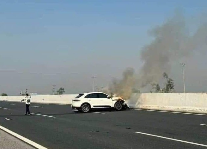 undefined Điều tra nguyên nhân Porsche Macan cháy trên cao tốc Hà Nội - Hải Phòng