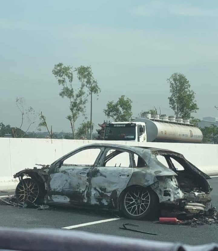 undefined Điều tra nguyên nhân Porsche Macan cháy trên cao tốc Hà Nội - Hải Phòng