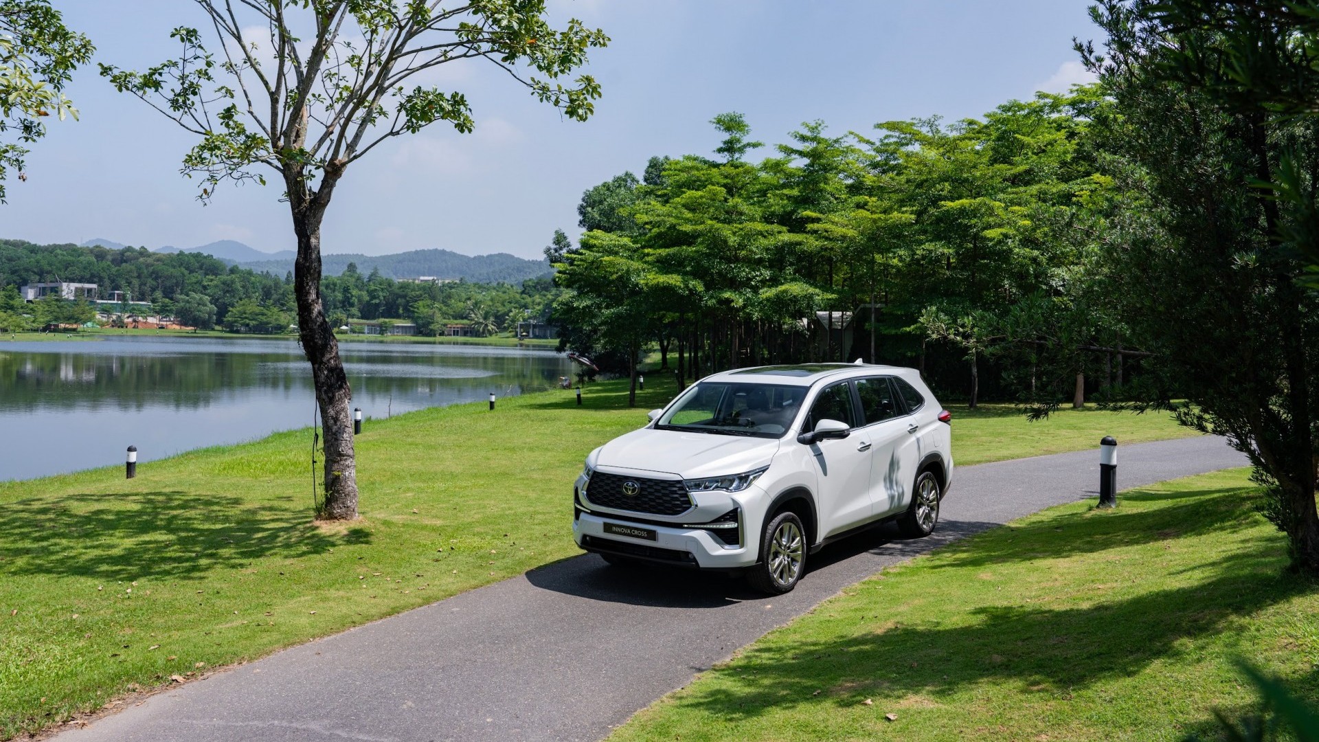 Toyota Innova Cross hybrid giảm giá từ hôm nay 10/2