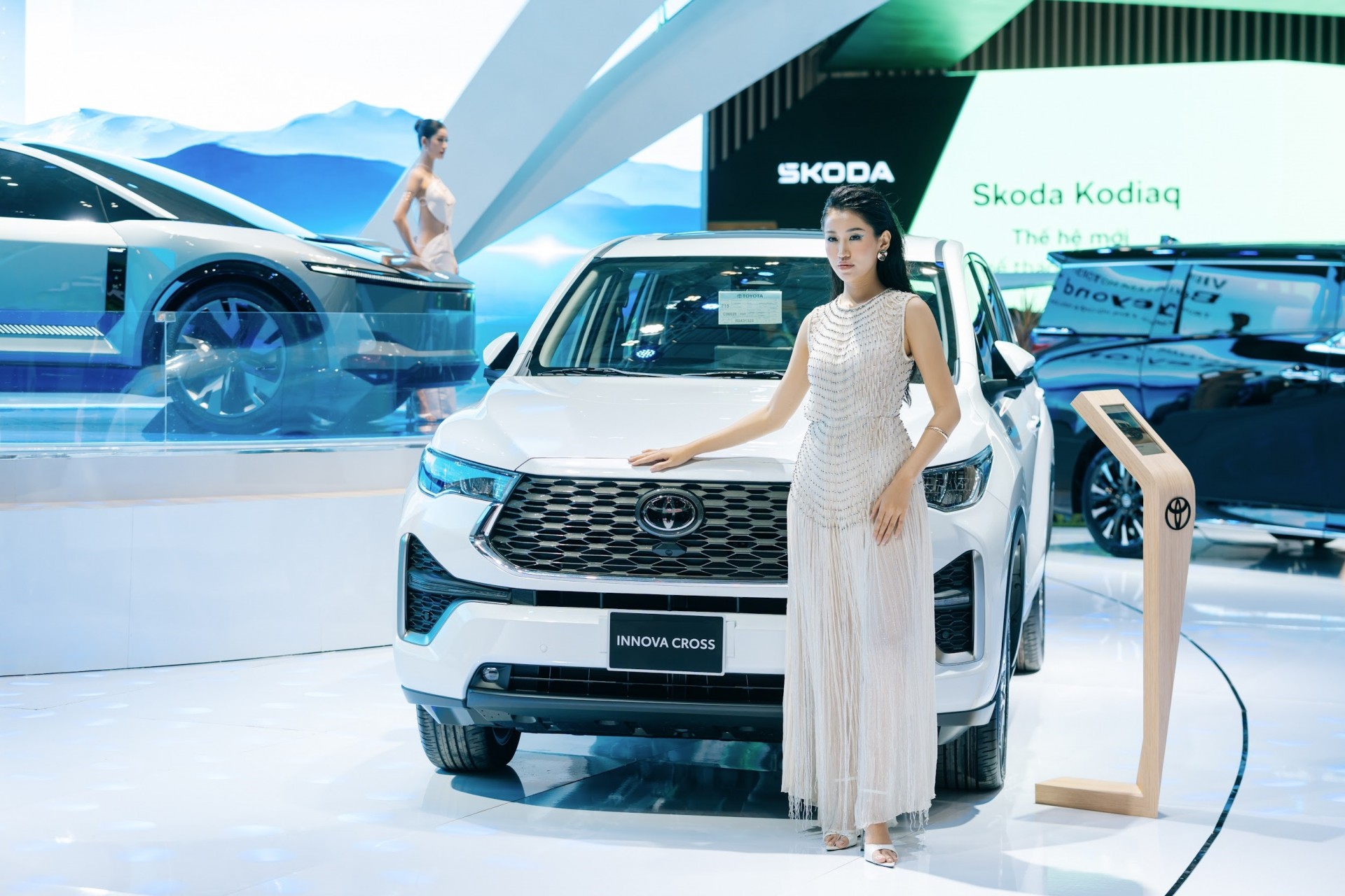 Innova Cross có gì để khách hàng sẵn sàng chờ đợi ngày nhận xe? Innova Cross có gì để khách hàng sẵn sàng chờ đợi ngày nhận xe?