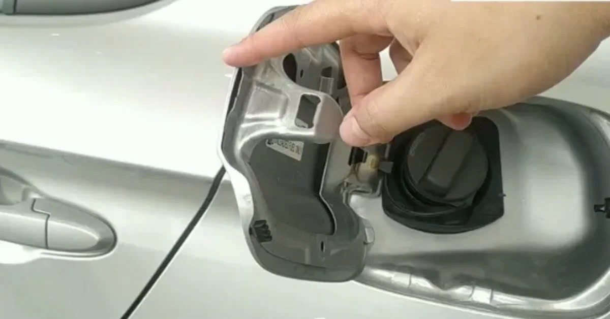 Xe bị hôi xăng xử lý như thế nào? Nắp xăng đóng không chặt gây ra tình trạng xe bị hôi xăng.