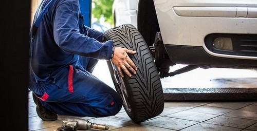 Địa chỉ vá xe ô tô gần đây Tốt nhất, mang xe tới các gara sửa chữa để vá lốp xe ô tô.