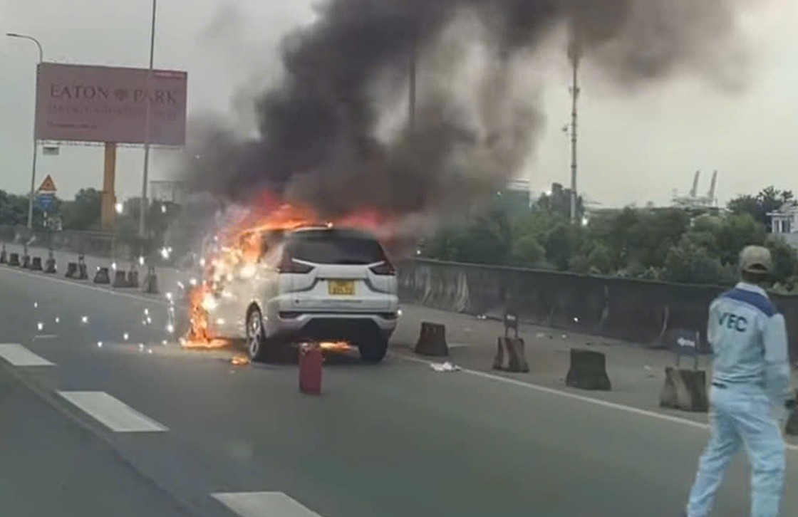 Mitsubishi Xpander cháy trên cao tốc TP.HCM - Long Thành - Dầu Giây Mitsubishi Xpander cháy trên cao tốc TP.HCM - Long Thành - Dầu Giây