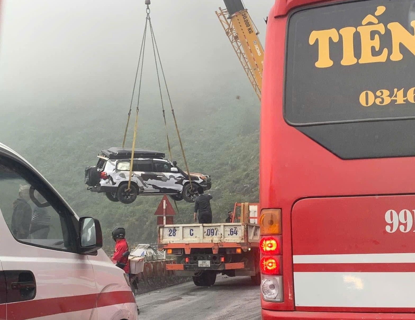 Xe Land Cruiser lao xuống vực đèo Đá Trắng Xe Land Cruiser lao xuống vực đèo Đá Trắng