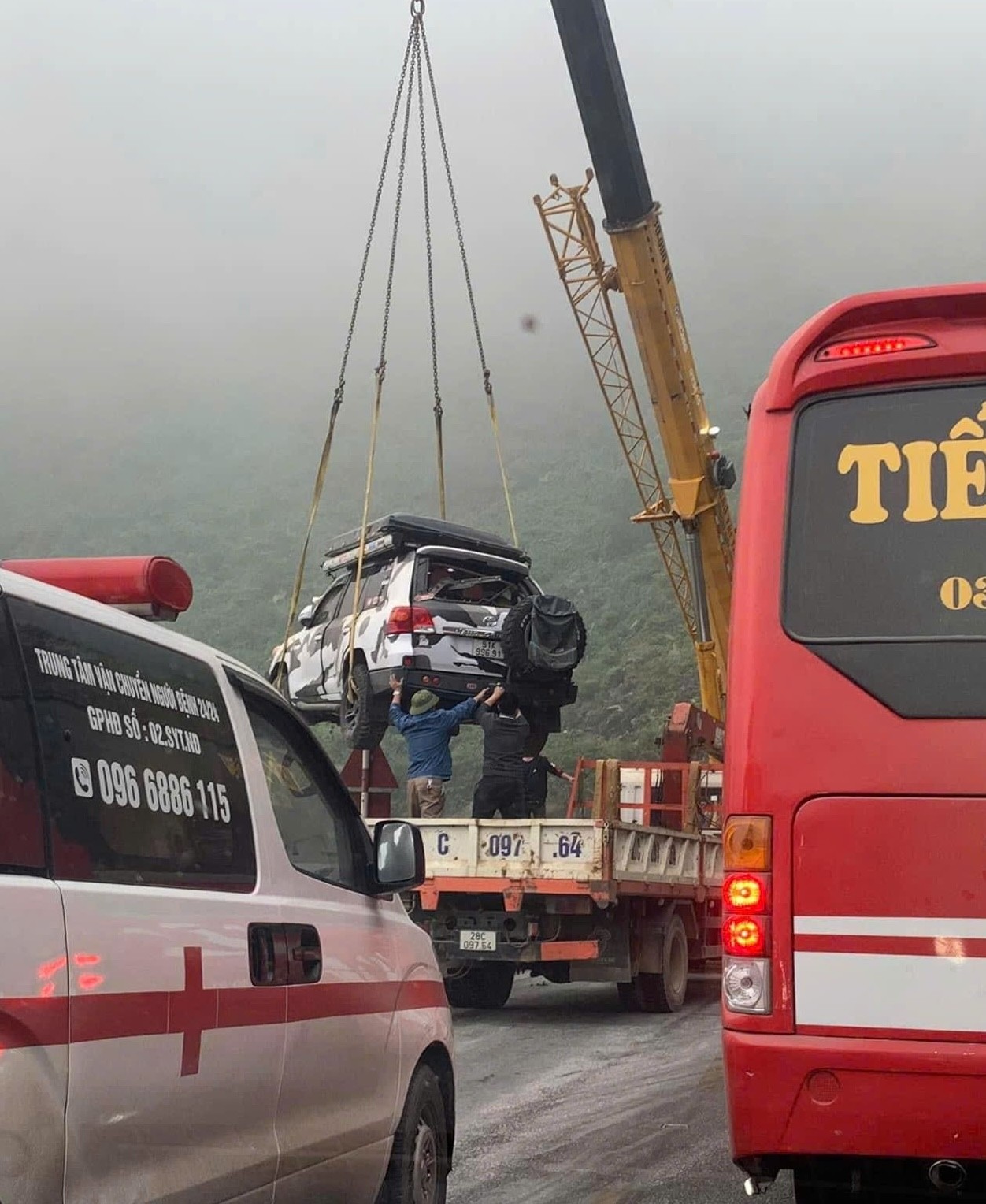 Xe Land Cruiser lao xuống vực đèo Đá Trắng Xe Land Cruiser lao xuống vực đèo Đá Trắng