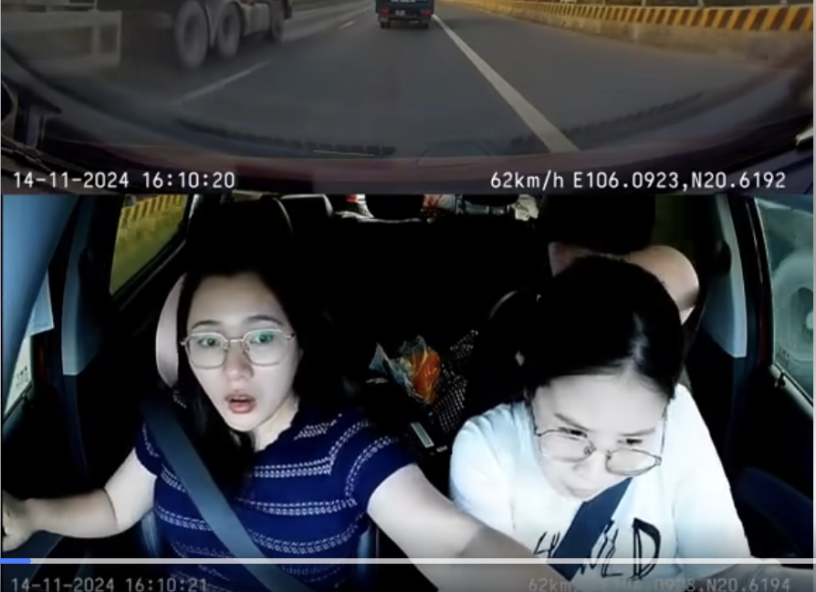 Cô gái xinh đẹp xử lý cực chuẩn khi xe đầu kéo nổ lốp bên cạnh, chứng minh ‘bán xăng cho phụ nữ là tội ác’ là câu nói sai Cô gái xinh đẹp xử lý cực chuẩn khi xe đầu kéo nổ lốp bên cạnh, chứng minh ‘bán xăng cho phụ nữ là tội ác’ là câu nói sai