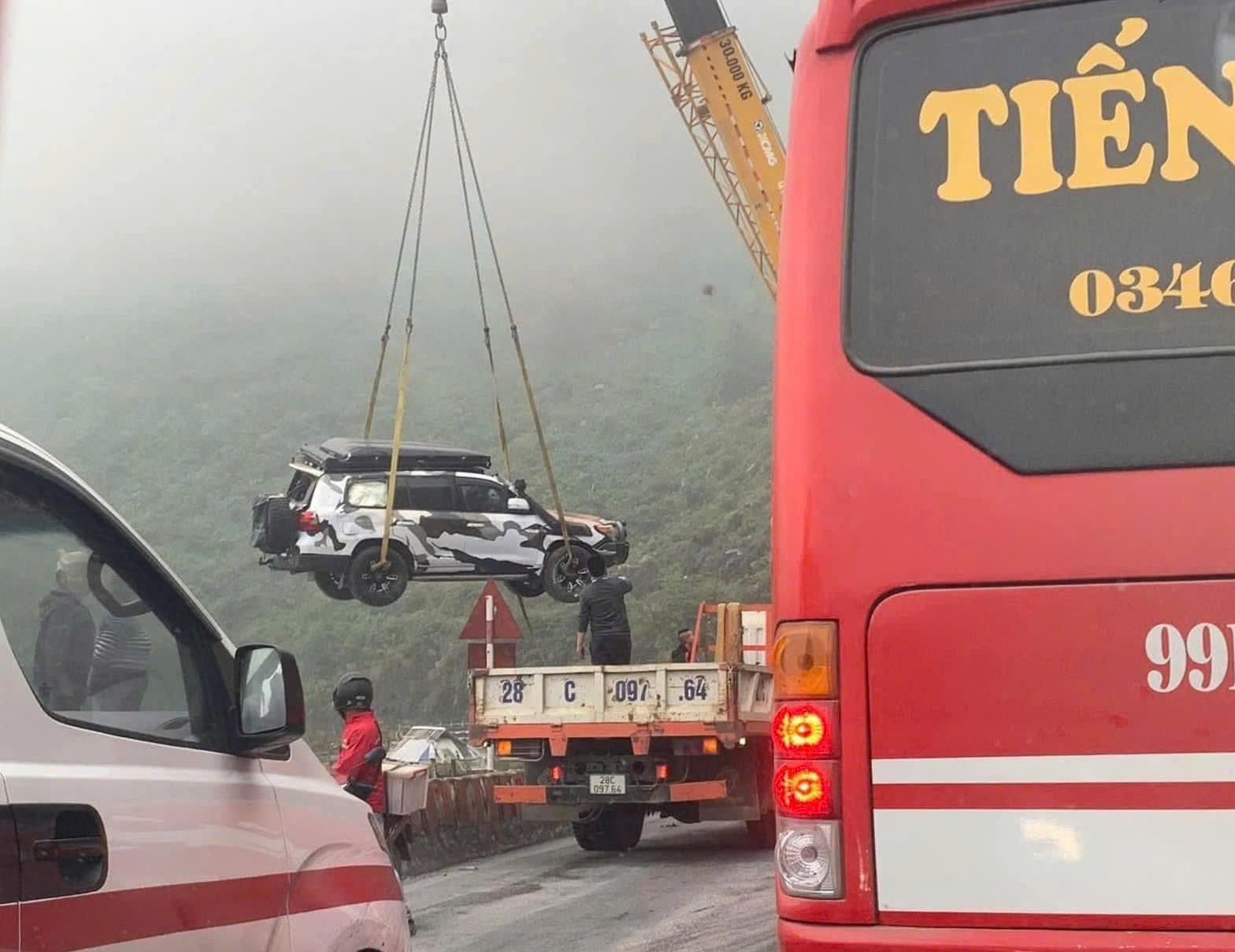 Nữ hành khách ngồi Land Cruiser kể lại giây phút xe lao xuống vực tại đèo Đá Trắng Nữ hành khách ngồi Land Cruiser kể lại giây phút xe lao xuống vực tại đèo Đá Trắng
