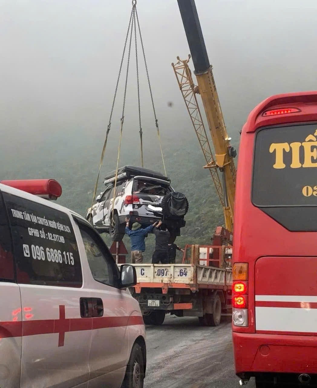 Nữ hành khách ngồi Land Cruiser kể lại giây phút xe lao xuống vực tại đèo Đá Trắng Nữ hành khách ngồi Land Cruiser kể lại giây phút xe lao xuống vực tại đèo Đá Trắng