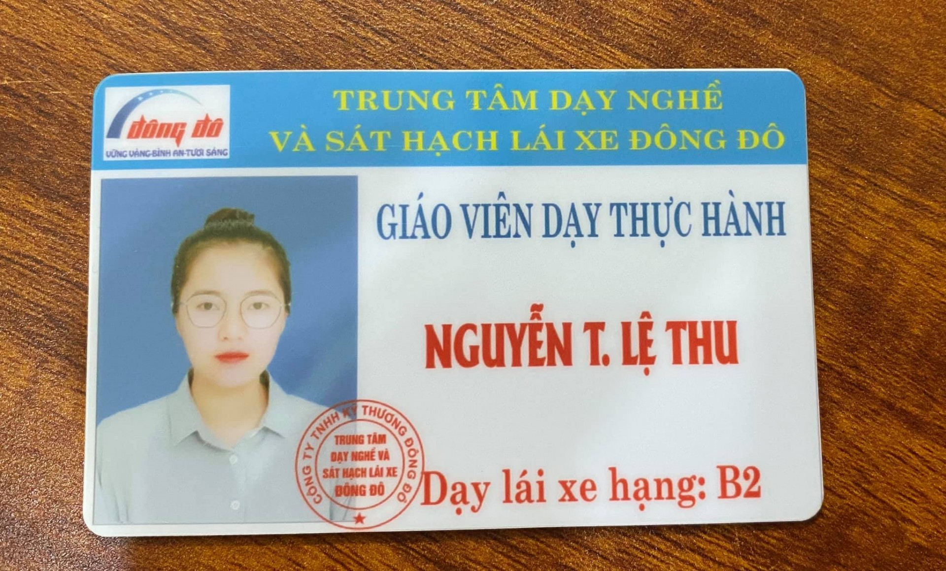 Nữ giáo viên dạy lái kể lại tình huống phản xạ cực nhanh khi xe đầu kéo đi bên cạnh nổ lốp Nữ giáo viên dạy lái kể lại tình huống phản xạ cực nhanh khi xe đầu kéo đi bên cạnh nổ lốp