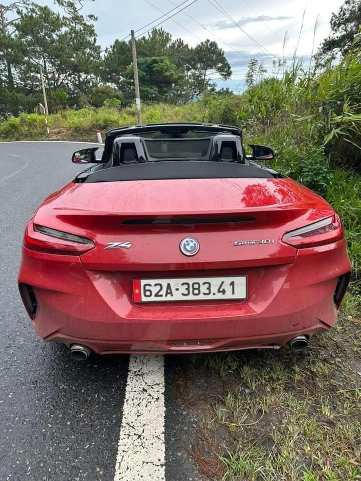 BMW Z4 vượt ẩu lấn làn tông xe máy trên đèo D’ran
