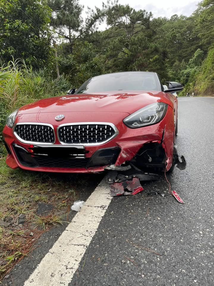 BMW Z4 vượt ẩu lấn làn tông xe máy trên đèo D’ran