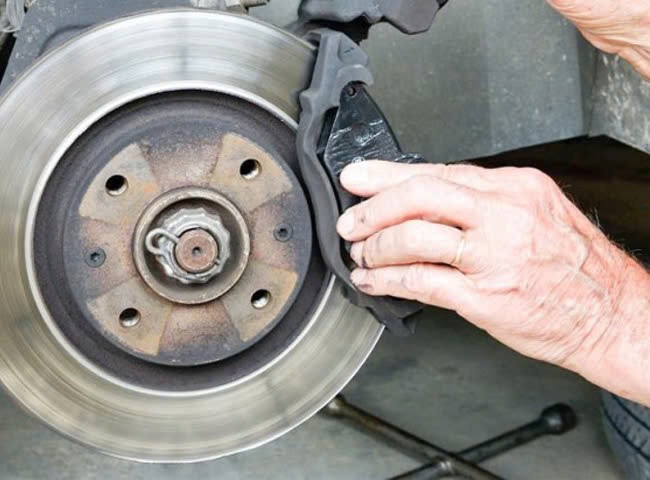 Chân phanh cứng không đề được, xử lý ra sao? Chân phanh cứng không đề được, xử lý ra sao?