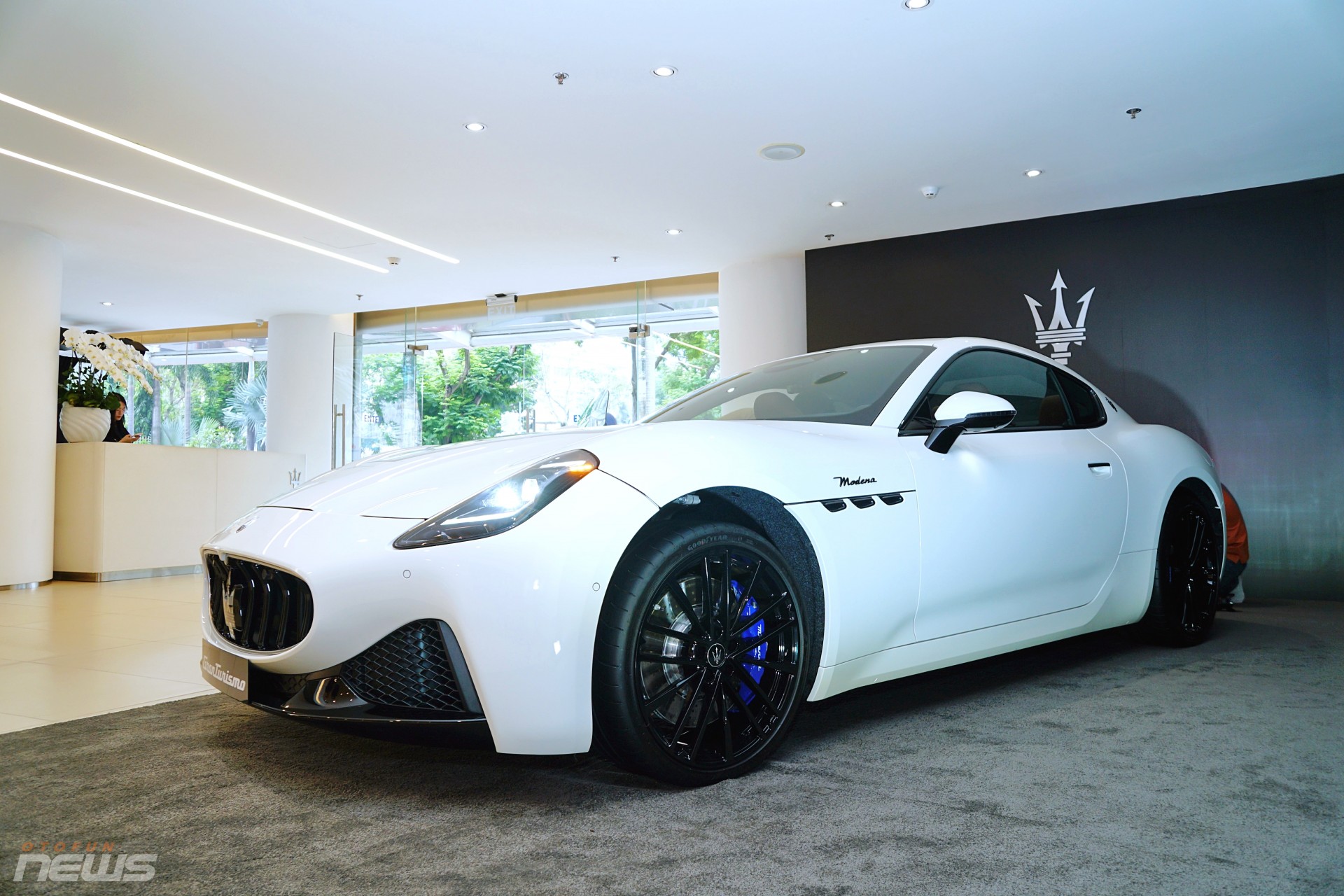 Cảnh cảnh xe thể thao Maserati GranTurismo 2024 Cảnh cảnh xe thể thao Maserati GranTurismo 2024
