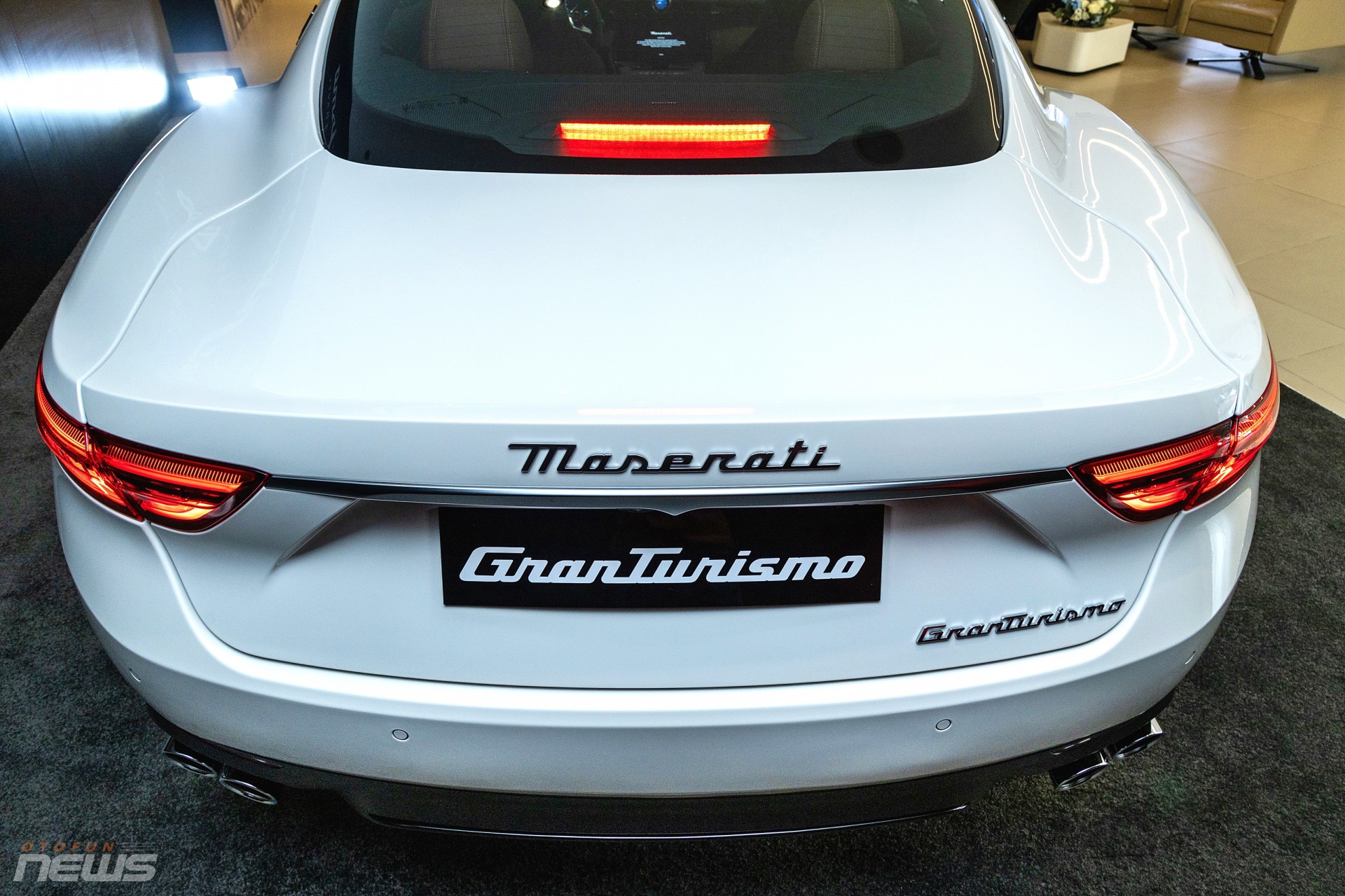 Cảnh cảnh xe thể thao Maserati GranTurismo 2024 Cảnh cảnh xe thể thao Maserati GranTurismo 2024