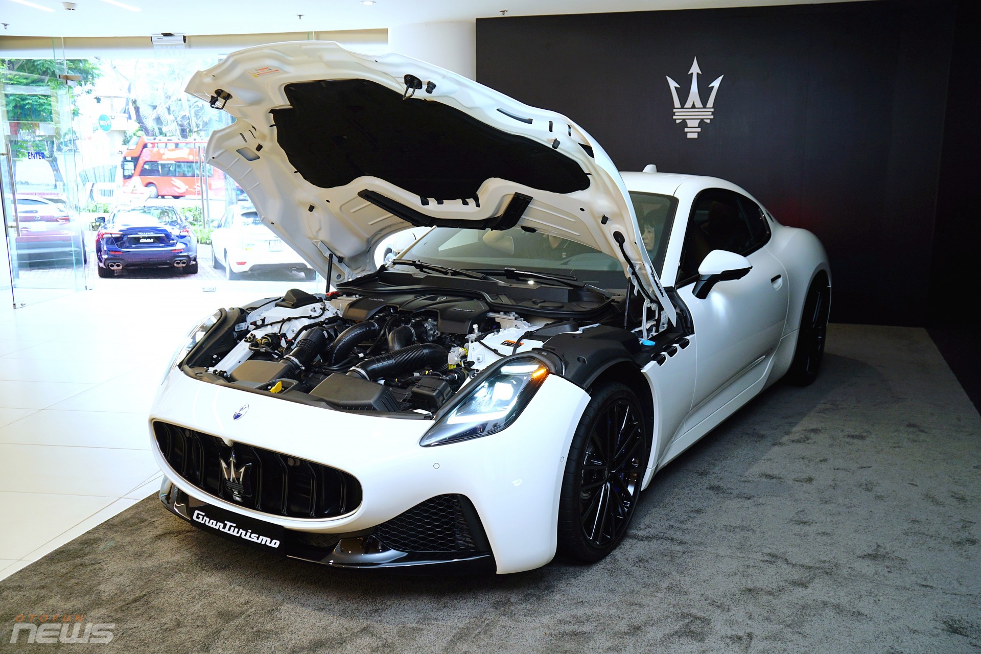 Cảnh cảnh xe thể thao Maserati GranTurismo 2024 Cảnh cảnh xe thể thao Maserati GranTurismo 2024