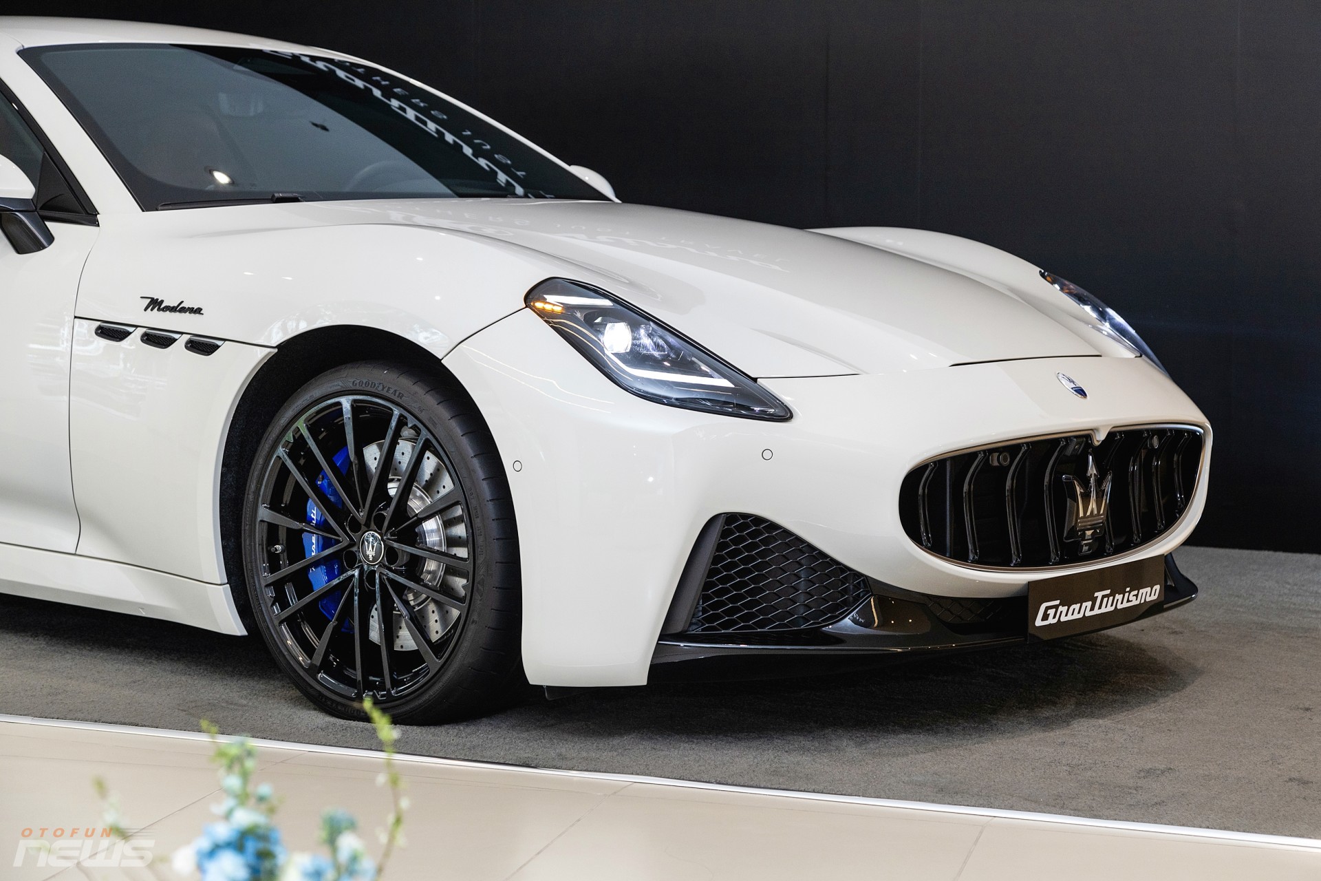 Cảnh cảnh xe thể thao Maserati GranTurismo 2024 Cảnh cảnh xe thể thao Maserati GranTurismo 2024