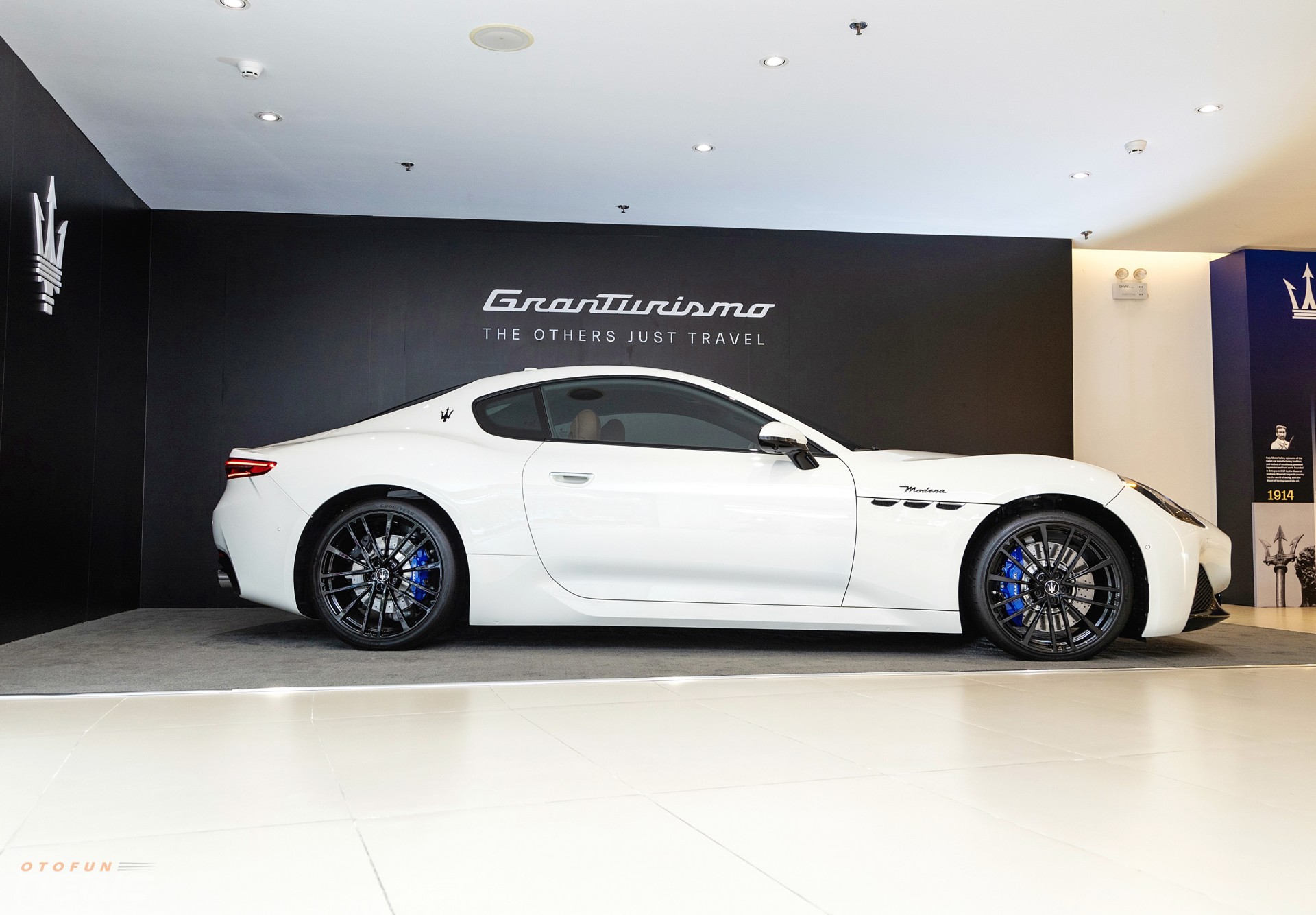 Cảnh cảnh xe thể thao Maserati GranTurismo 2024 Cảnh cảnh xe thể thao Maserati GranTurismo 2024
