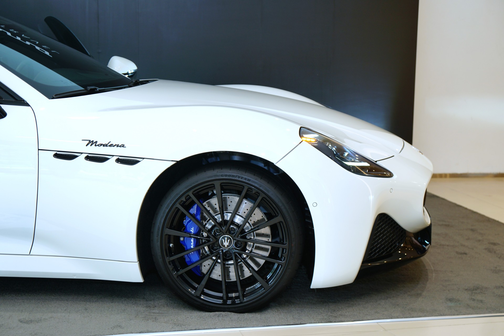 Cảnh cảnh xe thể thao Maserati GranTurismo 2024 Cảnh cảnh xe thể thao Maserati GranTurismo 2024