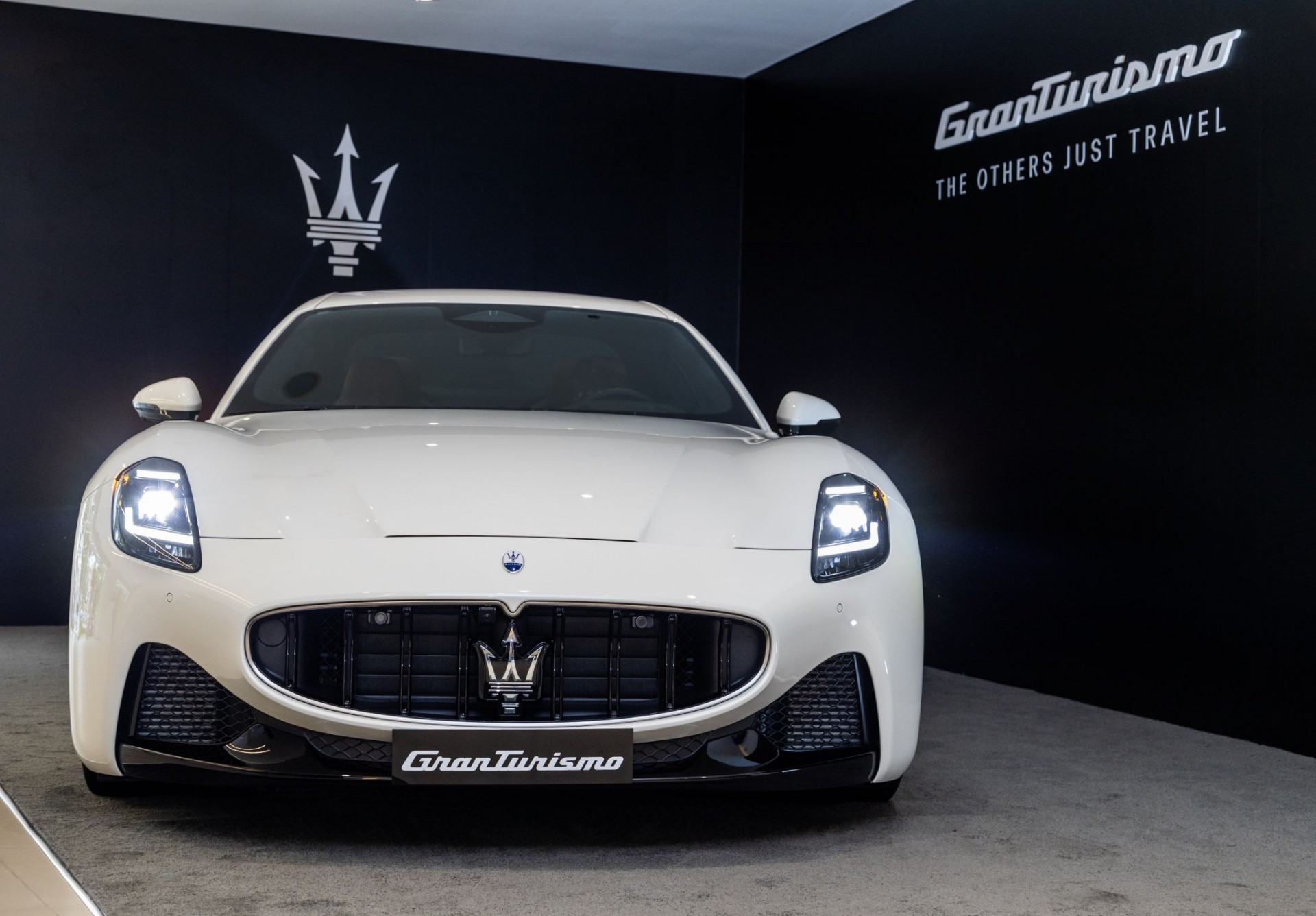 Cảnh cảnh xe thể thao Maserati GranTurismo 2024