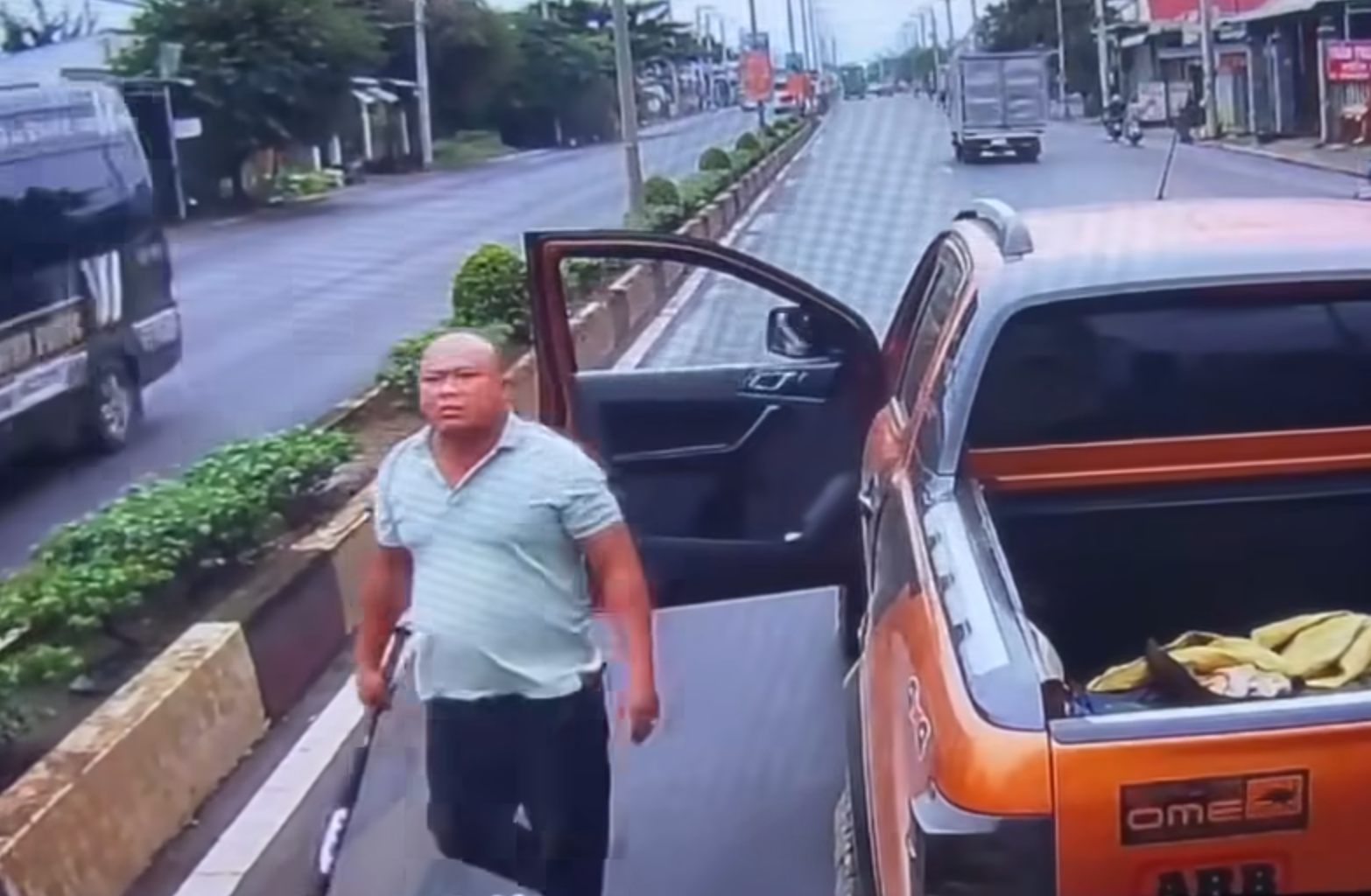 Liên tiếp hai vụ tài xế bán tải biển 61 hành hung, đe doạ lái xe khác Liên tiếp hai vụ tài xế bán tải biển 61 hành hung, đe doạ lái xe khác