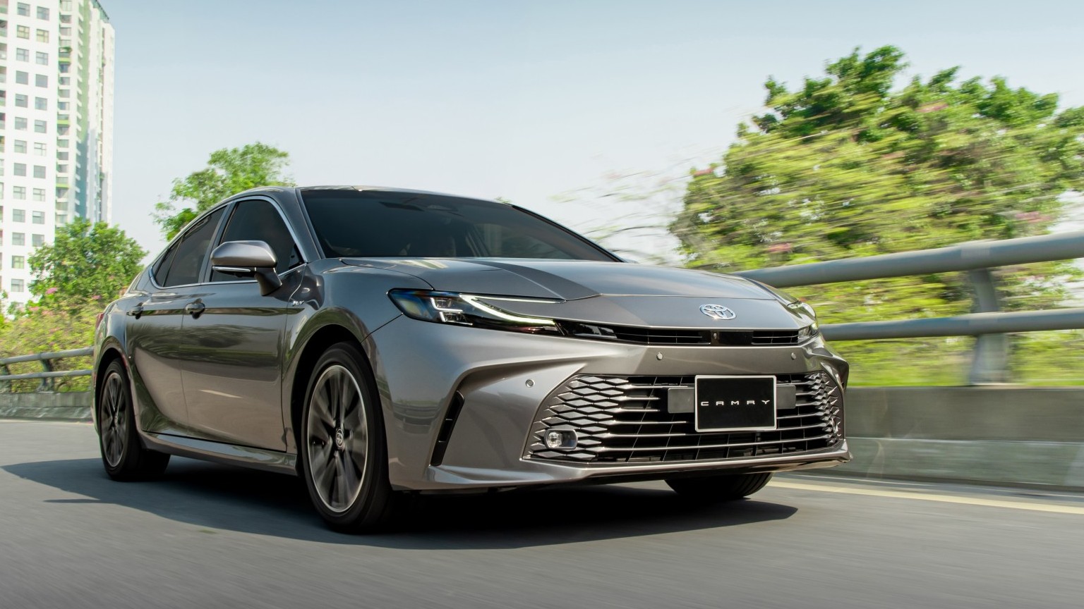 Chọn mua phiên bản nào của Toyota Camry 2024: Giá chênh 300 triệu, trang bị tiện nghi và an toàn giống nhau