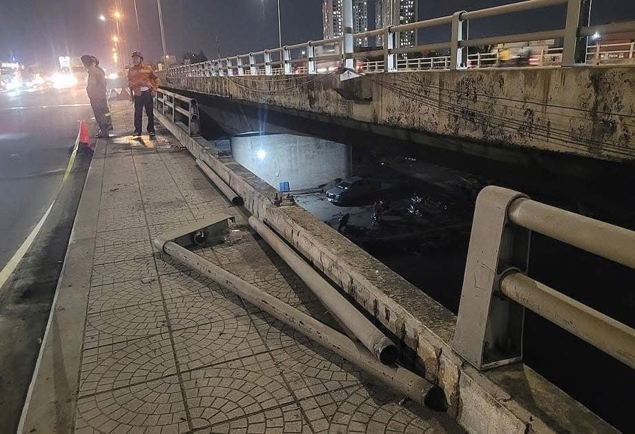 Ô tô tông sập lan can cầu Đồng Nai rơi xuống sông, trắng đêm tìm nạn nhân và trục vớt xe Ô tô tông sập lan can cầu Đồng Nai rơi xuống sông, trắng đêm tìm nạn nhân và trục vớt xe