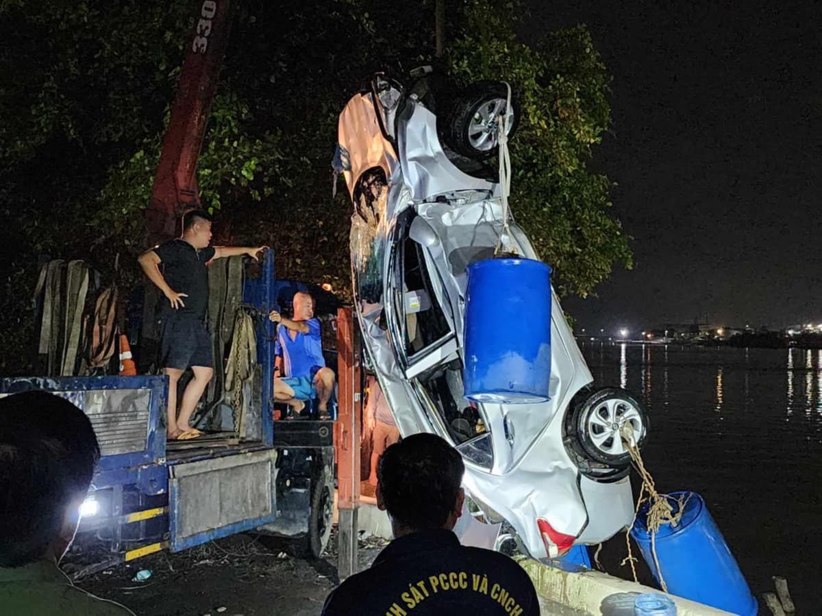 Ô tô tông sập lan can cầu Đồng Nai rơi xuống sông, trắng đêm tìm nạn nhân và trục vớt xe Ô tô tông sập lan can cầu Đồng Nai rơi xuống sông, đã tìm thấy nạn nhân, chưa vớt được xe