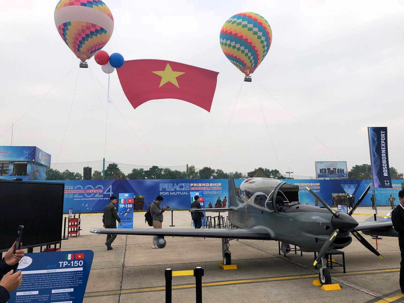 Lần đầu trưng bày máy bay sản xuất tại Việt Nam trong khuôn khổ Triển lãm Quốc phòng 2024 Lần đầu trưng bày máy bay sản xuất tại Việt Nam trong khuôn khổ Triển lãm Quốc phòng 2024