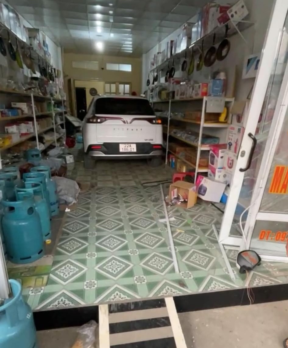 Tìm ra danh tính người lái ô tô điện đâm vào bé gái ở Tuyên Quang, khác với lời khai ban đầu Tìm ra danh tính người lái ô tô điện đâm vào bé gái ở Tuyên Quang, khác với lời khai ban đầu