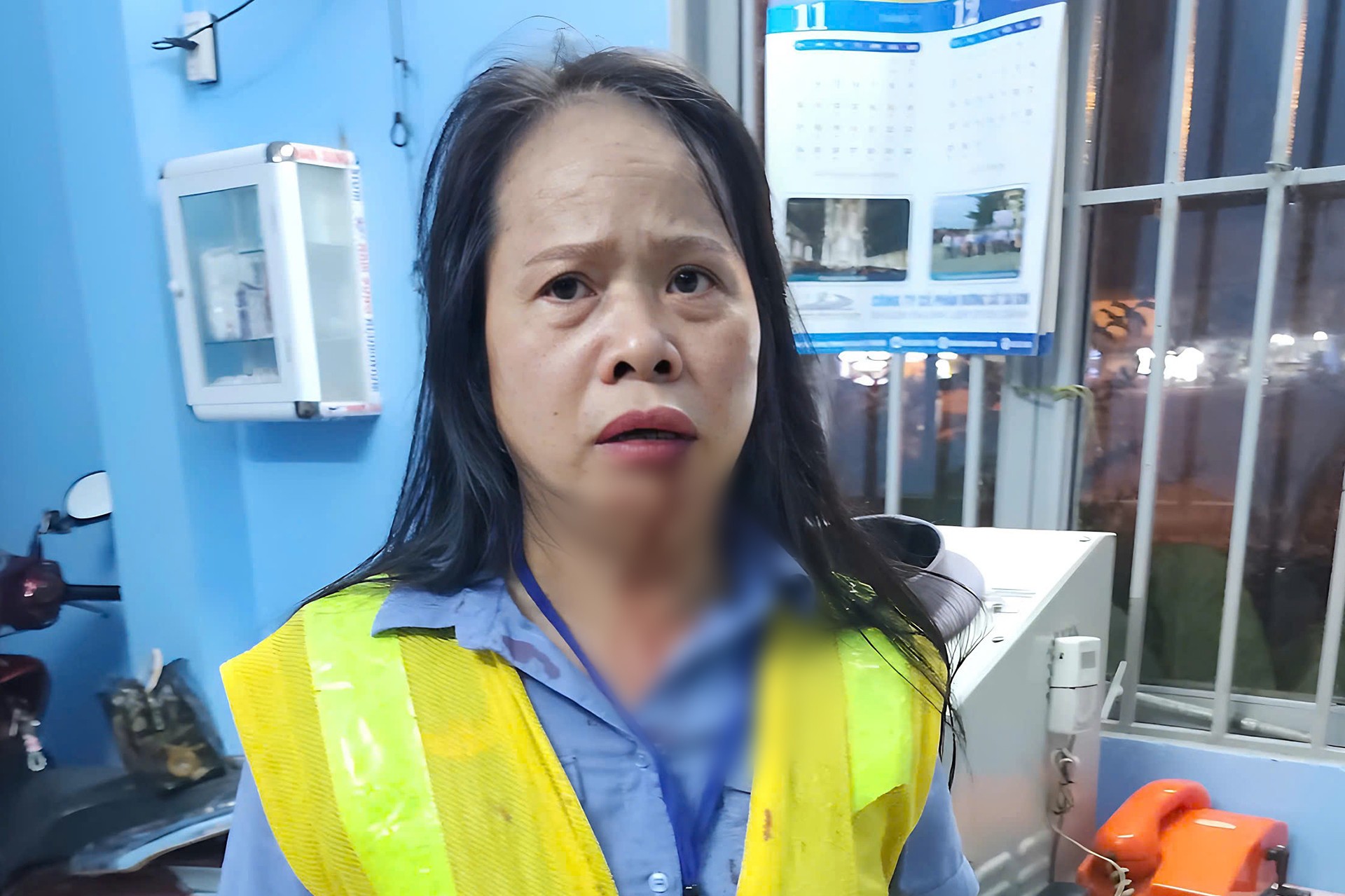 Tạm giữ người phụ nữ đấm nhân viên gác chắn tàu gãy mũi vì không mở barie Tạm giữ người phụ nữ đấm nhân viên gác chắn tàu gãy mũi vì không mở barie
