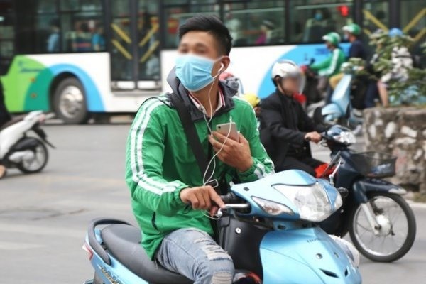 Đeo tai nghe, che ô khi đi xe máy bị phạt bao nhiêu tiền? Đeo tai nghe, che ô khi đi xe máy bị phạt bao nhiêu tiền?